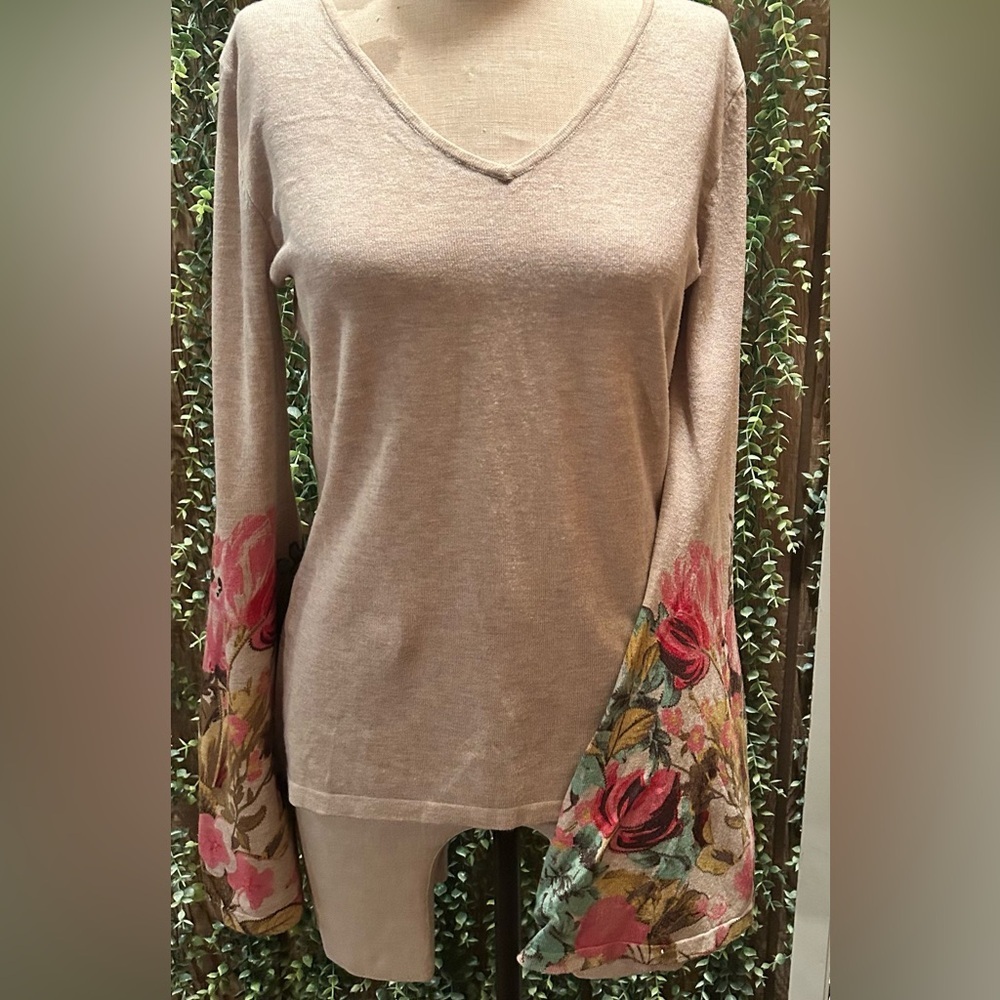 Floral Sleeve V-Neck Knit Top